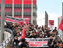 Atanamayan İtfaiyeciler, İzmir Büyükşehir'i Aileleriyle Birlikte Protesto Etti