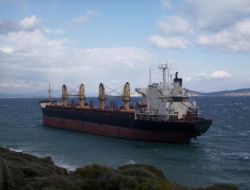 Söküme Giden Yunan Gemisi Yeni Foça'da Karaya Oturdu