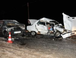 Kamyonet İle Otomobil Çarpıştı: 2 Ölü, 4 Yaralı