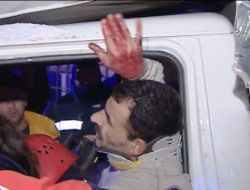 Buzda Kayan Kamyonet Gecekonduya Çarptı