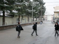 Sabah Erkenden Okula Gelen Öğrenciler, Tatil Haberi İle Sevindi