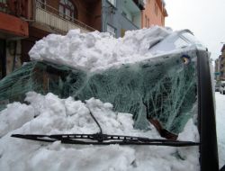 Çatıdan Düşen Kar Minibüsü Hurdaya Çevirdi
