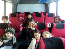 Sungurbeyli Öğrenciler Okul Yolunda Sesli Kitap Dinliyor