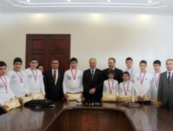 Manisa Valisi Daşöz, Robot Yarışmasında Birinci Olan Öğrencileri Ödüllendirdi