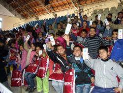 Polisten 243 Öğrenciye Giyisi Yardımı