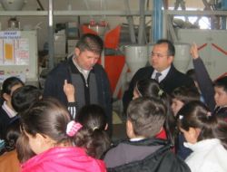 Dersi Değirmen Ve Tahin Fabrikasında İşlediler