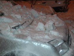 Otomobillerin Üzerine Düşen Karlar Hasara Neden Oldu