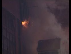 Üç Katlı Kereste Dükkanındaki Yangın Korkuttu