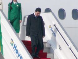 Berdimuhammedov'a Öğrencilerden Coşkulu Karşılama