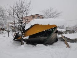 Garaj Çatısında Biriken Kar, Çatı Tartamayınca Aracın Üstüne Çöktü