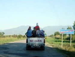 Tarım İşçilerinin Pikap Kasasındaki Tehlikeli Yolcuğu