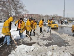 Başkent'te Kaldırımlarda Kar Temizliği Sürüyor