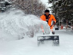 Belediye, Çim Biçme Makinesiyle Kar Temizliği Yapıyor
