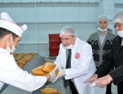 Halk Ekmek Fabrikasını Gezen Meclis Üyeleri Ekmek Kuyruğuna Girdi