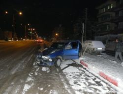 Polisin Dur İhtarına Uymayan Alkollü Sürücü Otomobile Çarptı