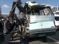 Kağıt Gibi Parçalanan Minibüsten Hafif Sıyrıklarla Kurtuldular