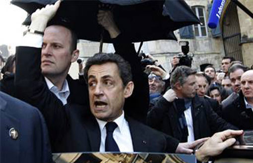 Sarkozy bara sığındı!!