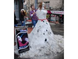 Kardan Yapılan Gelinin Rüzgardan Bozulan Saçları Saatte Bir Taranıyor