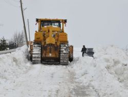 Gölbaşı’nda Belediye Ekipleri Köy Yollarını Açtı