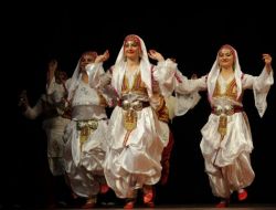 Hanım Lokali Üyeleri Halk Oyunlarındaki Hünerini Sergiledi