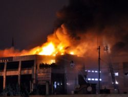 Yangın 4 Katlı Fabrikayı Kullanılamaz Hale Getirdi