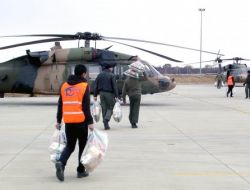 Karda Mahsur Kalan Köylere Askeri Helikopterle Gıda Ulaştırılıyor