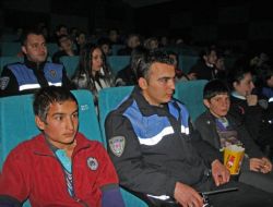 Polisler, Depremzede Çocukları Fetih 1453 Filmine Götürdü