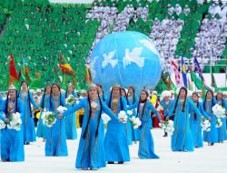 Berdimuhamedov'dan Kadınlara 8 Mart Sürprizi