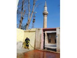 Uzunköprü Belediyesi, Cami Önlerini Yıkayarak Temizliyor