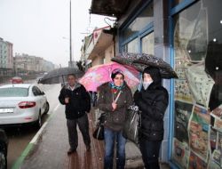 Bursa'da Karla Karışık Yağmur Etkili Oluyor