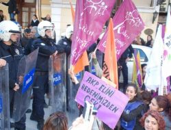 Güzergâh Değiştirmek İsteyen Kadınlar Karşılarında Polisi Buldu