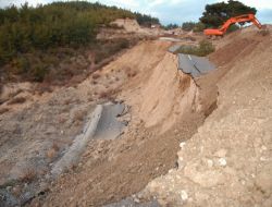 Kadirli-andırın Karayolunda Meydana Gelen Heyelan Yolu Kapattı