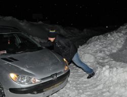 Karda 3 Saat Mahsur Kalan Gazetecilerin İmdadına Kaymakam Yetişti