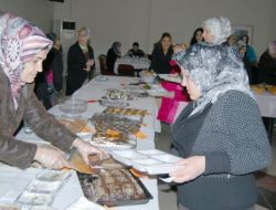 Çalışan Kadınlar Ve Yetimler İçin Kermes Düzenlediler