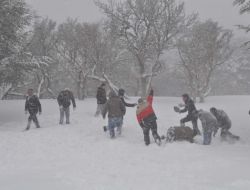 Yozgat’ta Polis Ve Basın Mensupları Kar Altında Eğlendi