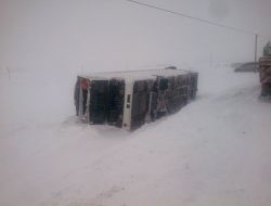 Van-artvin Seferini Yapan Yolcu Otobüsü Buzlanma Sebebiyle Yoldan Çıktı