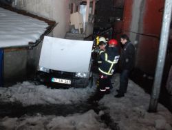 Oğluna Kızdı Arabasını Yaktı