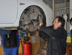 32 Yıldır Müşterilerinden Aldığı Fotoğrafları Biriktiriyor