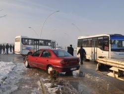 Buzlanmış Yolda 4 Araç Birbirine Girdi