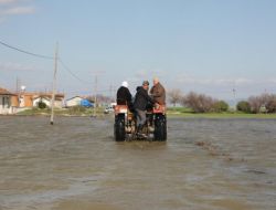 Su Altında Kalan Köylerde Komşu Ziyaretleri Traktörlerle Yapılıyor