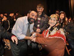 75 Yaşında İlk Kez İzlediği Safahat Oyununda Göz Yaşlarını Tutamadı