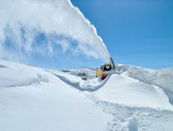 Hakkari’de Köy Yollarını Açma Çalışmalarına Başlandı