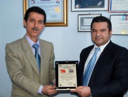 Başarılı İş Adamı Niziplioğlu’na Plaket