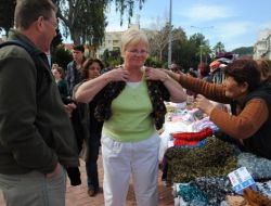 Ördüğü Giysileri Turistlere Satarak Aile Bütçesine Katkı Sağlıyor