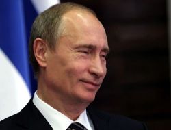 Putin, Bir Bayan Hayranına Radyodan Şarkı Armağan Etti