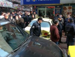 Kamyonetin Çarptığı Taksi İş Yerine Girdi: 1 Yaralı