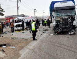 Öğrenci Servisi Tır İle Çarpıştı: 10 Yaralı