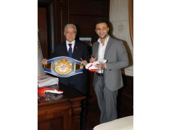 Dünya Şampiyonu Aldırmaz'a Boks Eldiveni Hediye Etti