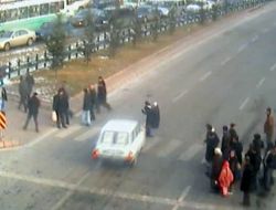 Hız Yapan Otomobilin Çarptığı İki Bayan Yola Savruldu