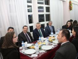 Vali Özcan, Yurt-kur'da Kalan Öğrencilerin Sıkıntılarını Dinledi